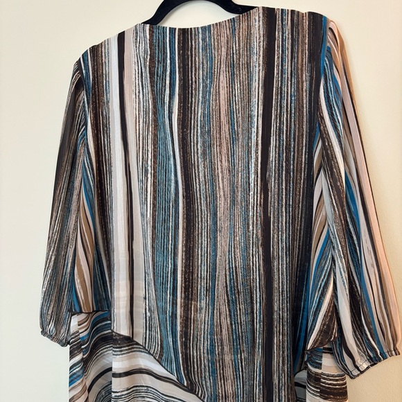 NWOT Chico’s Travelers Collection Women’s Striped Asymmetrical Blouse Size 2P - Picture 8 of 10